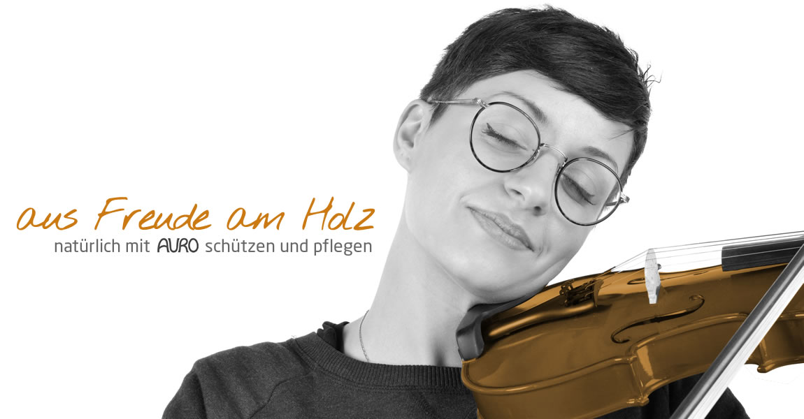 Frau mit Geige – natürliche Holzpflege und Holzschutz mit ökologischen Produkten von AURO