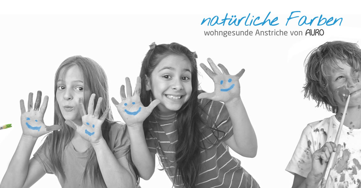 Lachende Kinder spielen mit AURO Naturfarben – ökologisch und wohngesund.