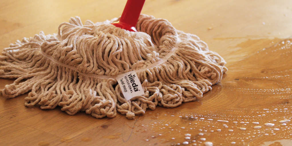 AURO Broschüren zu Naturfarben und nachhaltigen Produkten